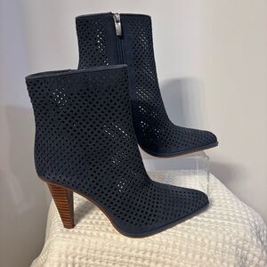 Vince Camuto Yolandal Dark Blue Leather Bootie, Size 7.5, Heel 3.5